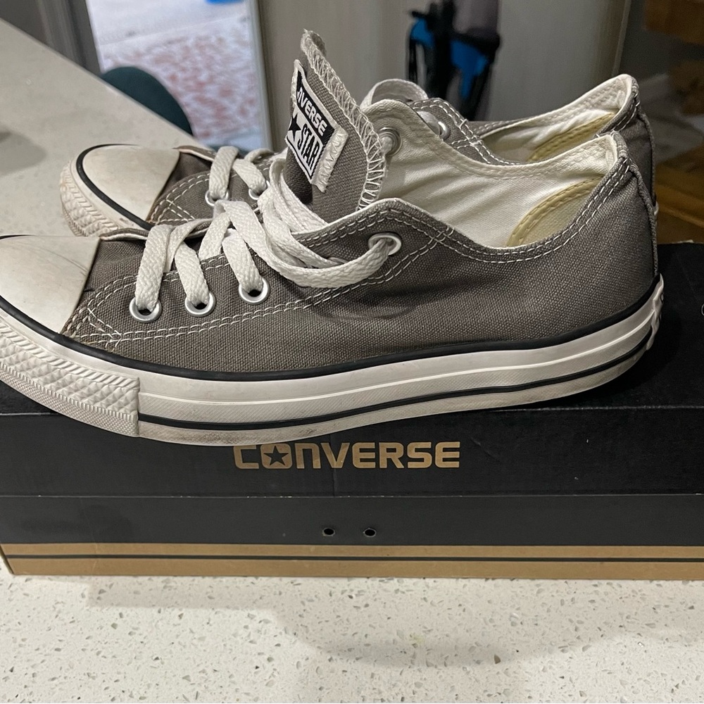 Converse unisex Size 7 men’s and women’s 9. Charcoal color